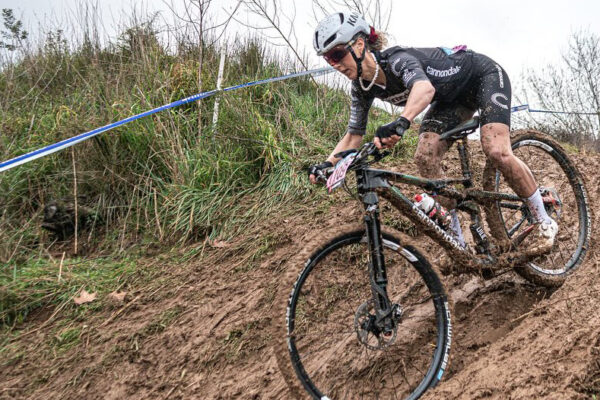 Jolanda Neff a Lars Forster si poradili s bahnom a vyhrali Shimano Supercup Massi Banyoles
