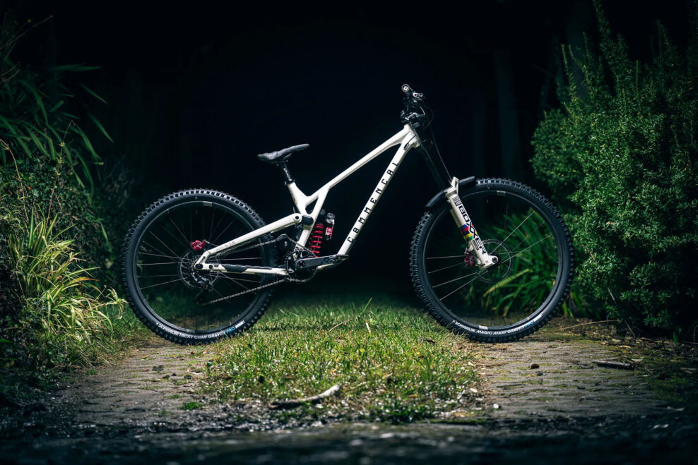 Crankbrothers sa stáva oficiálnym dodávateľom kolies pre tím Commencal Muc-Off