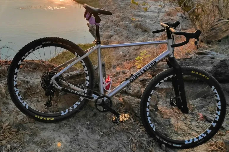 Maxxis testuje 32-palcov&eacute; pl&aacute;&scaron;te. Bud&uacute; v&auml;č&scaron;ie koles&aacute; nov&yacute;m &scaron;tandardom?
