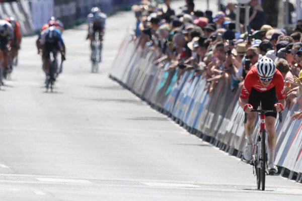 Mauro Schmid vyhral po 8-kilometrovom sóle Cadel Evans Great Ocean Road Race