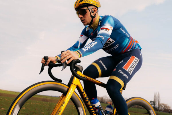 „Mal bolesti, zle spal a mohol len oddychovať,“ hovorí tréner Remca Evenepoela o jeho zdravotnom stave