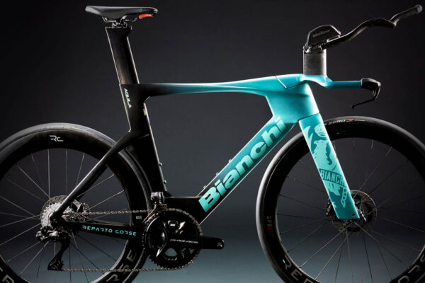 WordTour definitívne končí s ráfikovými brzdami: Nová časovka Bianchi Aquila RC prináša výrazné aero vylepšenia