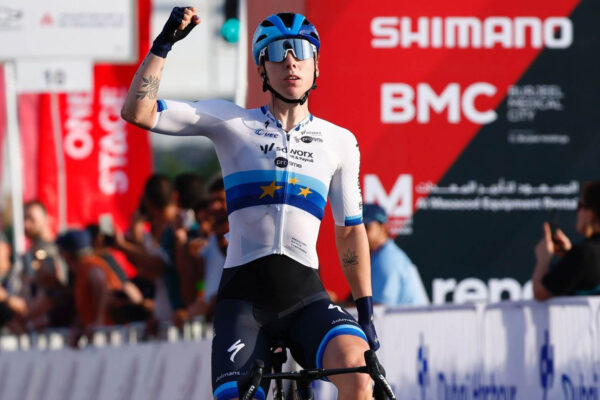 Lorena Wiebes vyhrala v šprinte úvodnú etapu ženskej UAE Tour