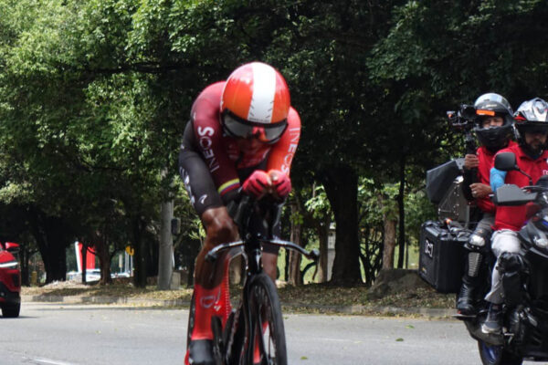 Egan Bernal sa teší z prvej výhry od hrozivého pádu v roku 2022 a stal sa majstrom Kolumbie v časovke