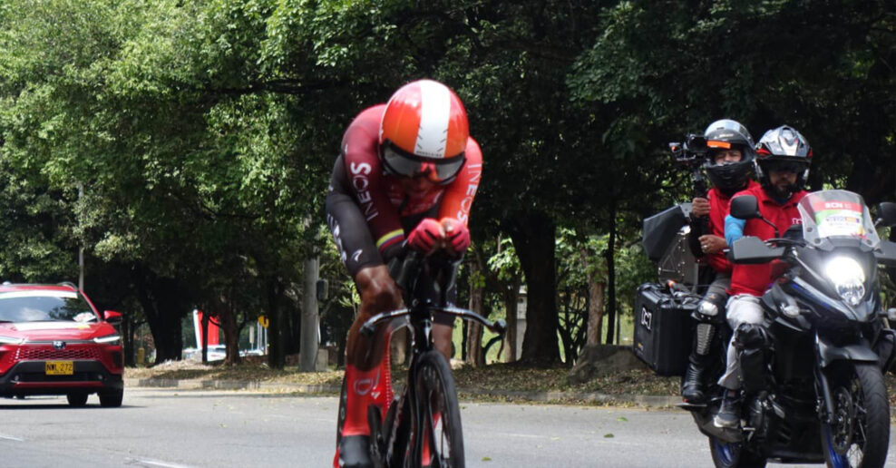 Egan Bernal sa teší z prvej výhry od hrozivého pádu v roku 2022 a stal sa majstrom Kolumbie v časovke