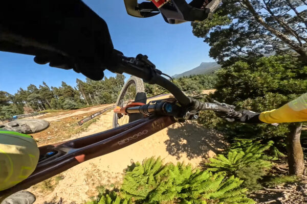 Video: Pozrite si trať Red Bull Hardline Tasmania 2025