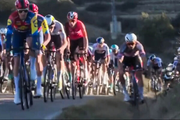 Video: Iván Romeo vytlačil z cesty Gianniho Vermeerscha. Od UCI dostal pokutu a žltú kartu