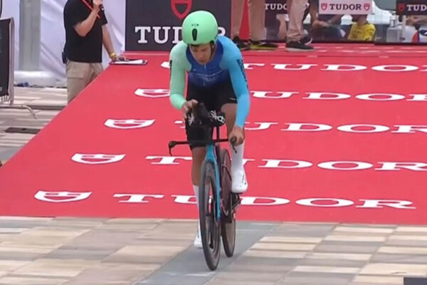 Video: Gianluca Pollefliet takmer nestihol štart na časovke na UAE Tour