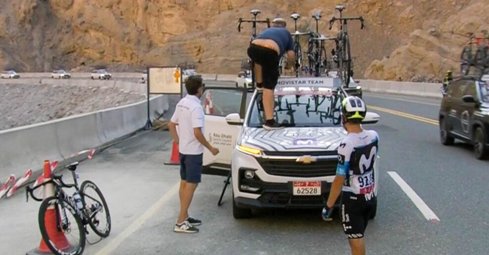 Video: Najpomalšia výmena bicykla v histórii? Mechanik musel vyjsť na strechu auta