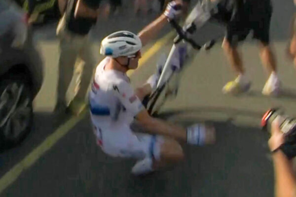 Video: Tim Merlier spadol za cieľom po víťazstve na UAE Tour