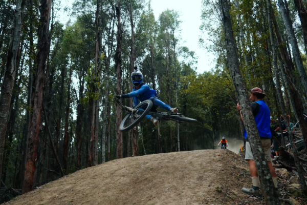 Video: Prv&eacute; kol&aacute; na &bdquo;najtaž&scaron;ej zjazdovej trati na svete&ldquo; &ndash; Red Bull Hardline Tasmania
