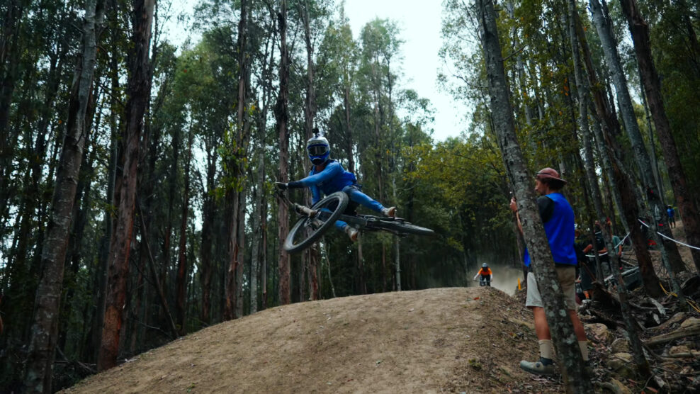 Video: Prvé kolá na „najtažšej zjazdovej trati na svete“ – Red Bull Hardline Tasmania