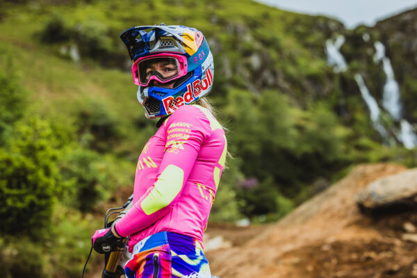 Tahnee Seagrave vynech&aacute; Red Bull Hardline v Tasm&aacute;nii