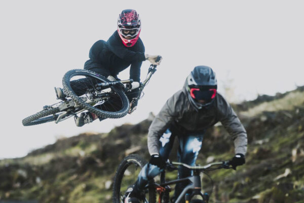 Video: Kaos Seagrave a Darragh Ryan hľadajú limity e-bikov vo Wild Days