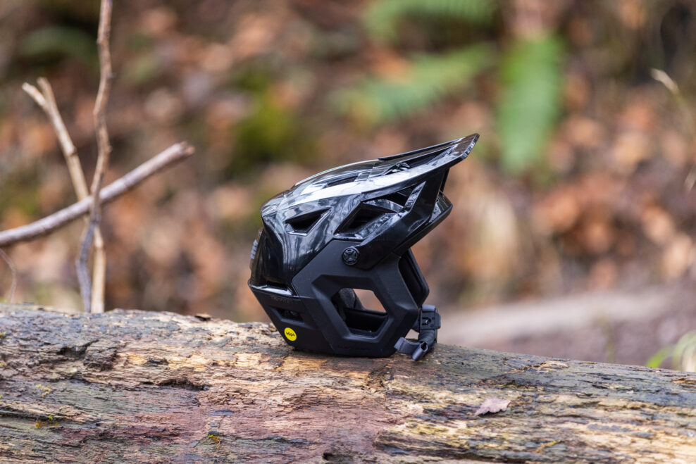 Test: Prilba IXS TRIGGER X MIPS