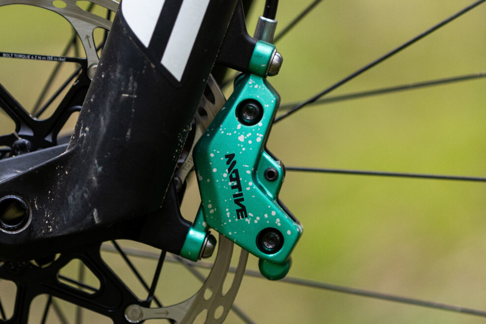 SRAM men&iacute; sortiment MTB bŕzd a prech&aacute;dza v&yacute;lučne na miner&aacute;lnu kvapalinu