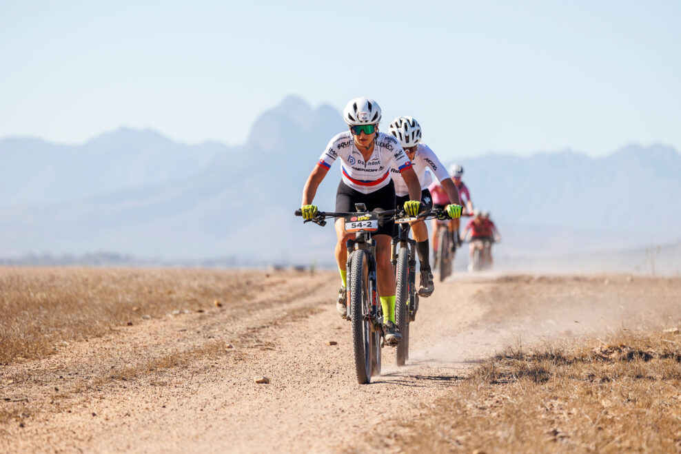 Slovensk&eacute; pretek&aacute;rky v časovke na Cape Epic obsadili 13. miesto. Etapu vyhral t&iacute;m česk&eacute;ho pretek&aacute;ra Martina Sto&scaron;ka
