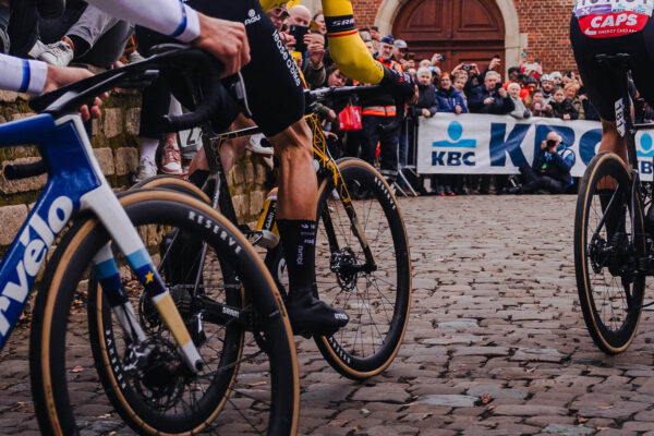 Sledujte naživo Wouta van Aerta, Toma Pidcocka aj Lukáša Kubiša na Omloop Het Nieuwsblad 2025