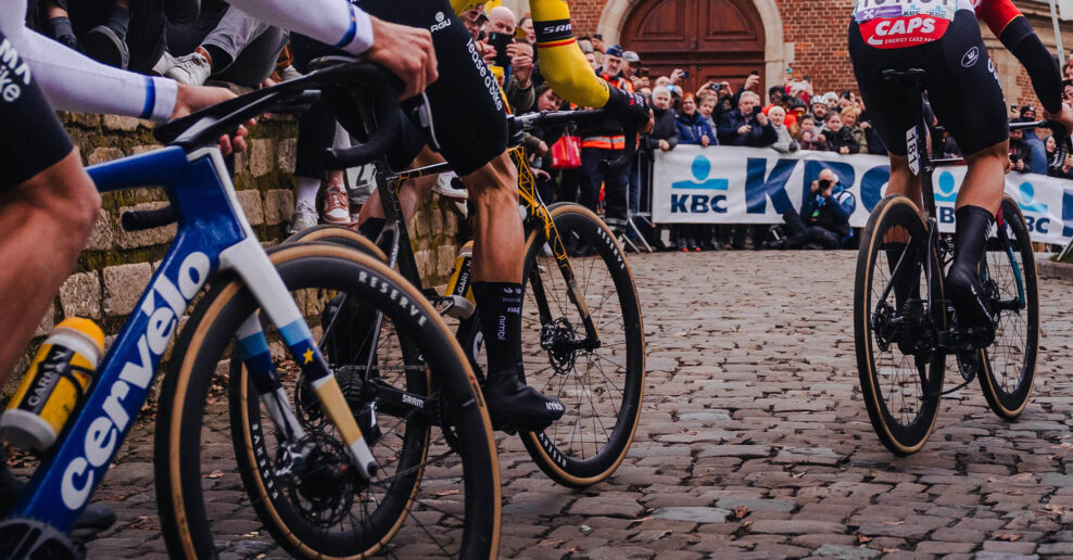 Sledujte naživo Wouta van Aerta, Toma Pidcocka aj Lukáša Kubiša na Omloop Het Nieuwsblad 2025