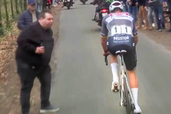VIDEO | Divák opľul Mathieu van der Poela na pretekoch E3 Saxo. Pátra po ňom polícia