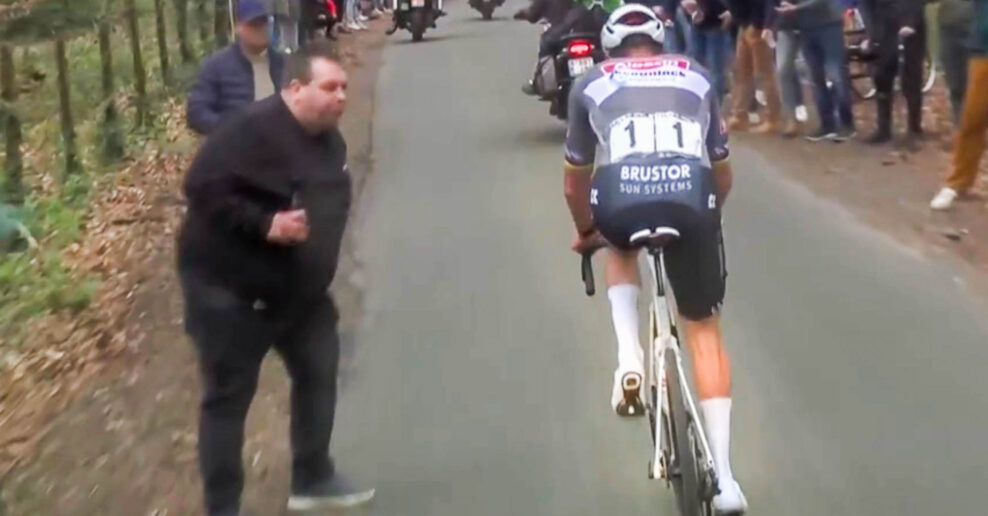 VIDEO | Div&aacute;k opľul Mathieu van der Poela na pretekoch E3 Saxo. P&aacute;tra po ňom pol&iacute;cia