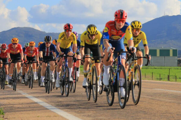 Únik „ukradol“ šprintérkam úvodnú etapu Vuelta Extremadura, Viktória Chladoňová finišovala v pelotóne