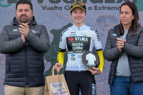 Viktória Chladoňová vedie súťaž mladých pretekárok na Vuelta Extremadura, v druhej etape finišovala medzi favoritkami