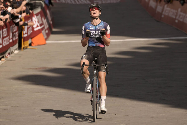 Demi Vollering vyhrala Strade Bianche Donne po záverečnom súboji s Annou van der Breggen