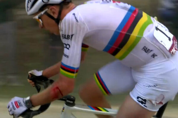 Video: Tadej Pogačar tvrdo spadol 50 km pred cieľom Strade Bianche