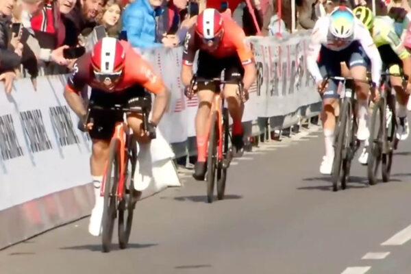 Caleb Ewan zvíťazil pri premiére za Ineos Grenadiers v šprinte úvodnej etapy Coppi e Bartali