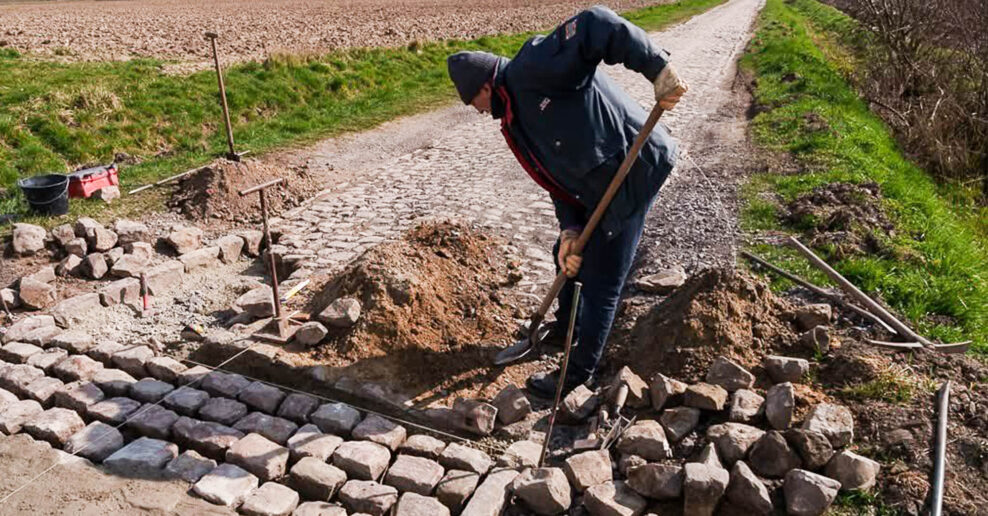  Foto: Ako sa opravujú dlažobné kocky na trase Paríž-Roubaix