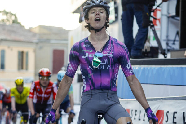 Paul Double vyhral druhú etapu Coppi e Bartali a ujal sa vedenia celkovej klasifikácie
