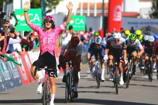 Matthias Schwarzbacher vybojoval skvelé tretie miesto v úvodnej etape Volta ao Alentejo
