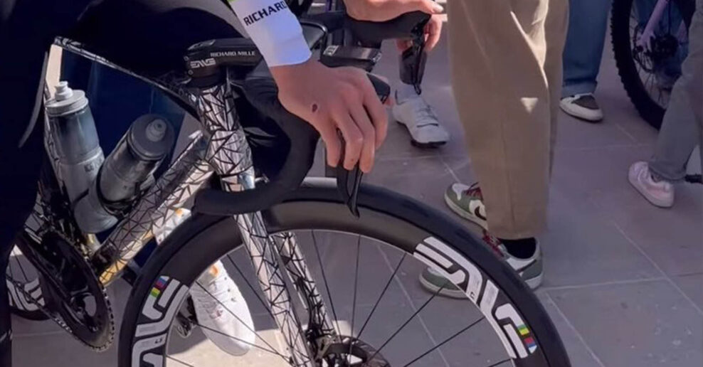 Tadej Pogačar sa objavil na maskovanom bicykli, ktor&yacute; by mohol byť nov&yacute;m modelom Colnago V5RS