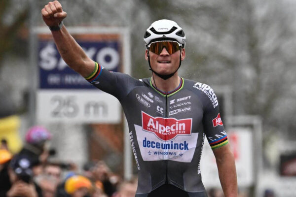 Mathieu van der Poel vyhral najrýchlejšie E3 Saxo v histórii po neuveriteľnom 39-kilometrovom sóle