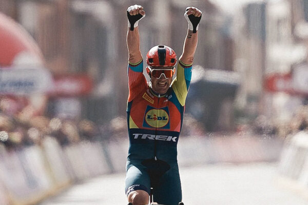 Mads Pedersen dosiahol tretie víťazstvo na Gent-Wevelgem po šialenom 56-kilometrovom sóle