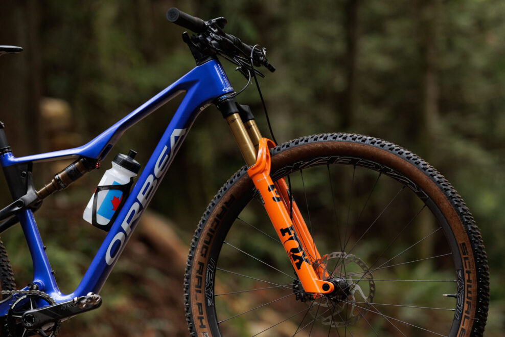 Je XC pripraven&eacute; na zdvih 130 mm? Fox si mysl&iacute;, že &aacute;no a prich&aacute;dza s novou vidlicou 34SL