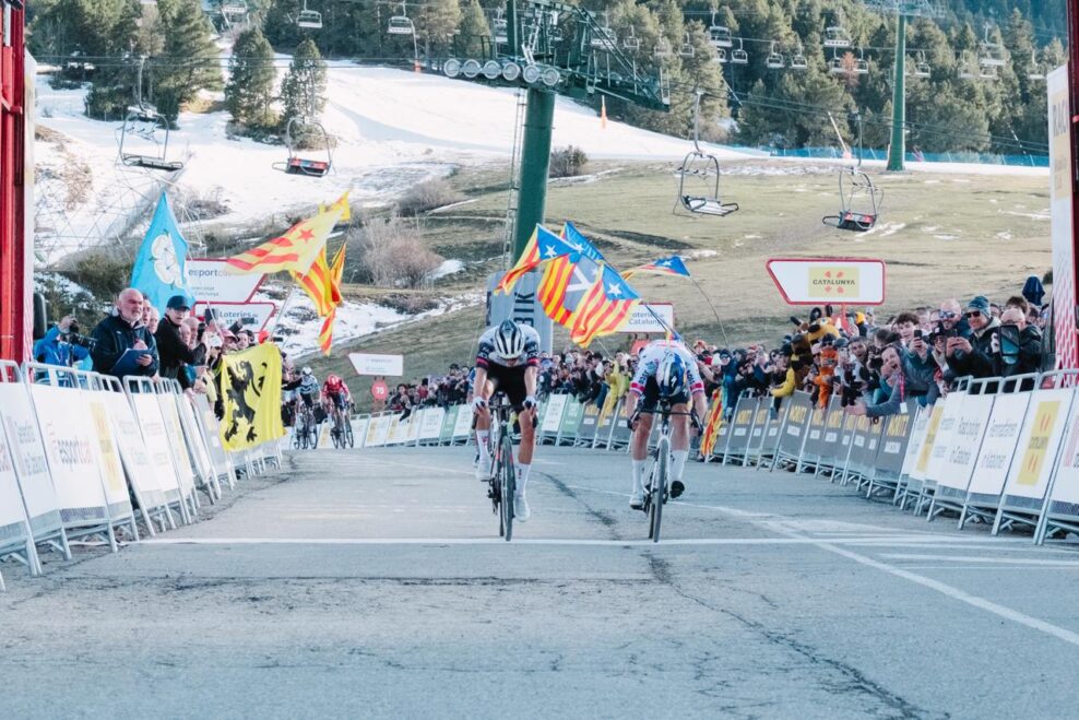 Juan Ayuso tesne porazil Primoža Rogliča v náročnej horskej etape na pretekoch Okolo Katalánska