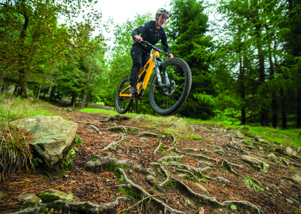 Spr&aacute;vne zatlačenie do bicykla a odraz