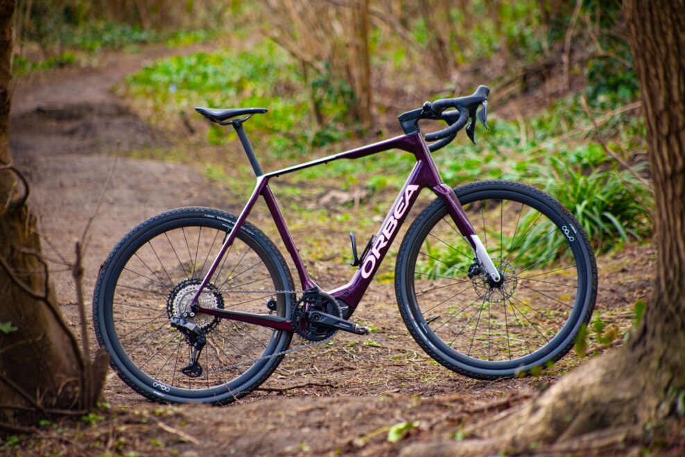 Gravelov&yacute; e-bike Orbea Denna M20i pon&uacute;ka v&yacute;kon na &uacute;rovni horsk&yacute;ch elektrobicyklov