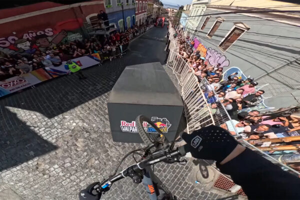 Musíte vidieť: Víťazná jazda Tomáša Slavíka na extrémnej trati Red Bull Cerro Abajo Valparaiso