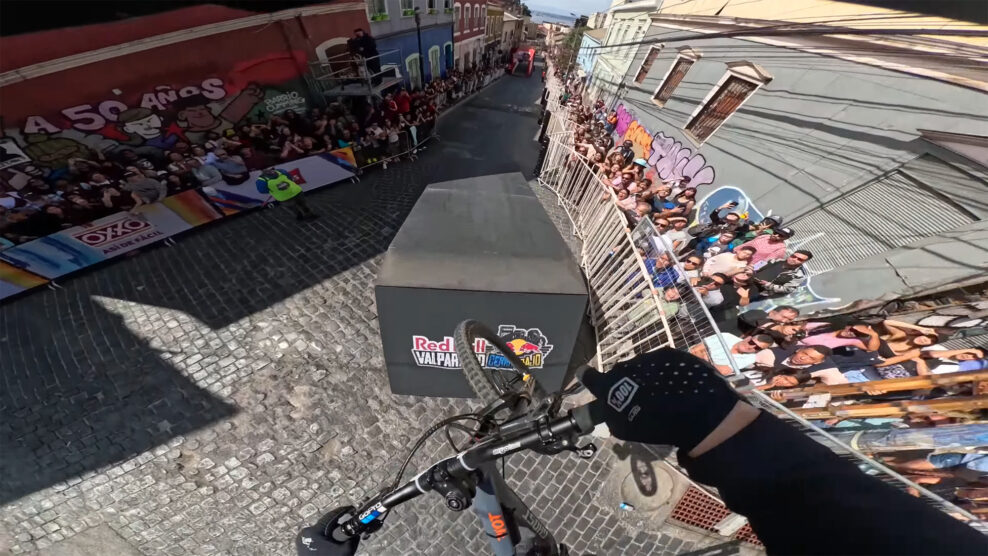 Musíte vidieť: Víťazná jazda Tomáša Slavíka na extrémnej trati Red Bull Cerro Abajo Valparaiso