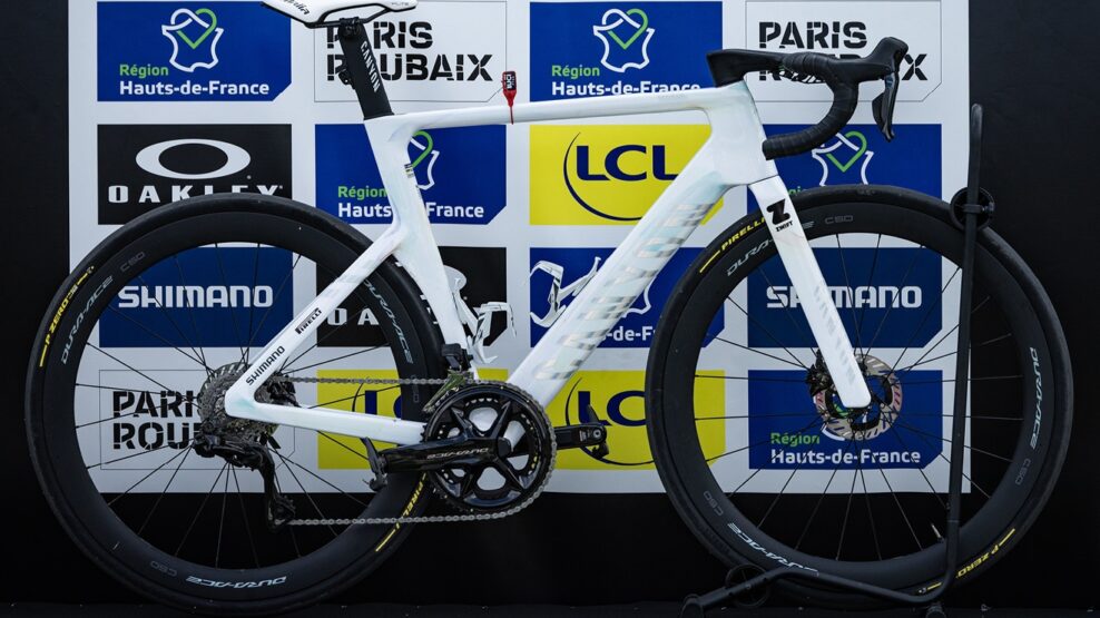Detaily víťazného bicykla Canyon Aeroad CFR Tensor Mathieu van der Poela na Paríž-Roubaix 2025