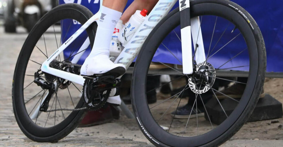 Mathieu van der Poel testuje nov&eacute; koles&aacute; Shimano Dura-Ace &ndash; s jedn&yacute;m detailom, ktor&yacute; pripom&iacute;na minulosť
