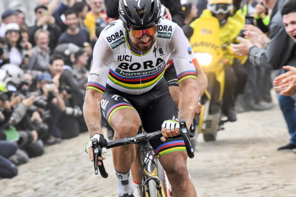 &bdquo;Prestaň! &Scaron;ibe ti? Čo rob&iacute;&scaron;?!&ldquo; Ako si Peter Sagan napr&aacute;val vytočen&eacute; riadidl&aacute; o koles&aacute; s&uacute;perov a vyhral Par&iacute;ž-Roubaix 2018