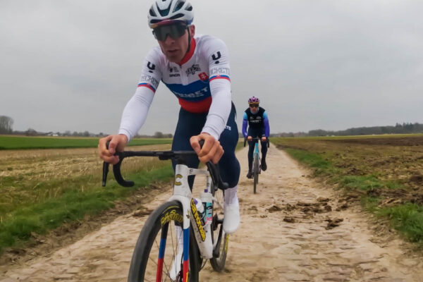  Video: Tréning Lukáša Kubiša a tímu Unibet Tietema Rockets na dlažobných kockách Paríž-Roubaix