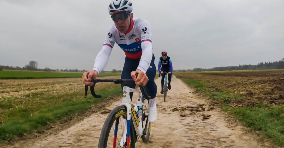  Video: Tr&eacute;ning Luk&aacute;&scaron;a Kubi&scaron;a a t&iacute;mu Unibet Tietema Rockets na dlažobn&yacute;ch kock&aacute;ch Par&iacute;ž-Roubaix