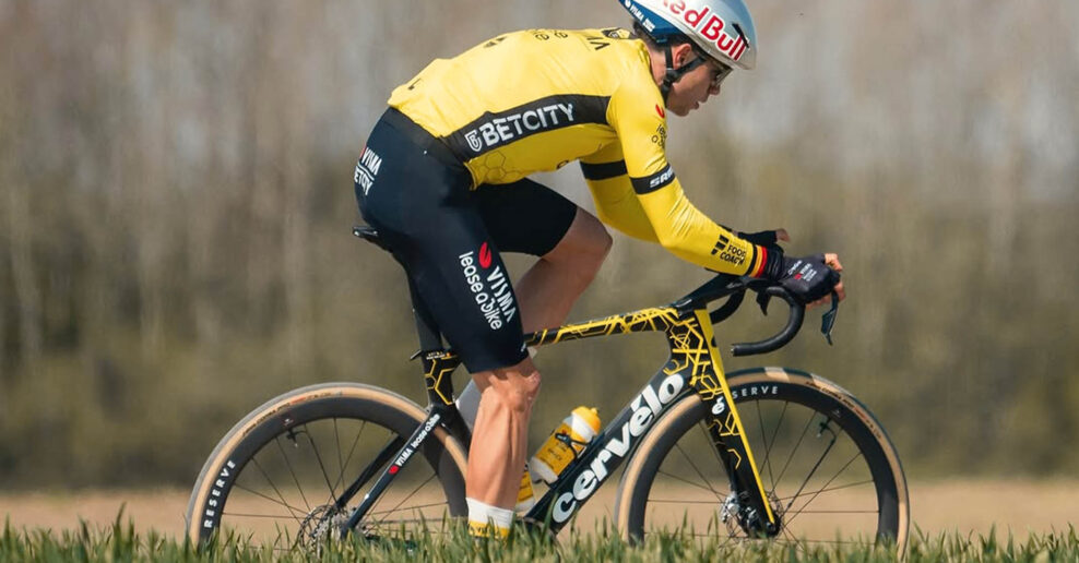 Wout van Aert testoval syst&eacute;m na zmenu tlaku v pneumatik&aacute;ch počas tr&eacute;ningu pred Par&iacute;ž-Roubaix