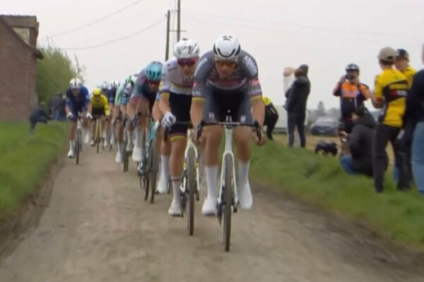 Paríž-Roubaix 2025: Tadej Pogačar a Mathieu van der Poel zrýchlili a rozdelili pelotón