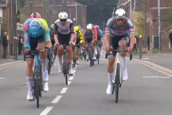 Paríž-Roubaix 2025: Mathieu van der Poel, Tadej Pogačar a Mads Pedersen sú vo vedúcej skupine